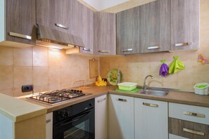 Kühlschrank, Ofen, Herdplatte, Wasserkocher