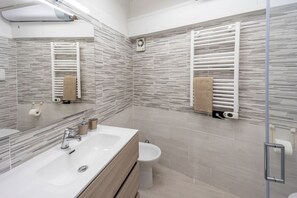 Regadera, secadora de cabello, bidet 