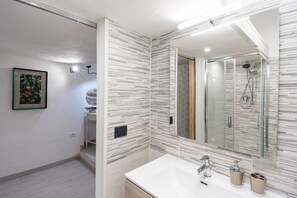 Een douche, een haardroger, een bidet