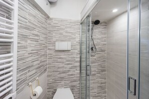 Douche, sèche-cheveux, bidet