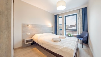 Apartamento (46) | Espacio para trabajar con un portátil y tabla de planchar con plancha