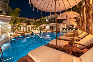 Outdoor pool, pool umbrellas, pool loungers - Genesis Hotel (Cesme)