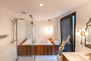 Studio Suite Royal | Phòng tắm | Đồ dùng nhà tắm được thiết kế riêng, máy sấy tóc, áo choàng tắm 