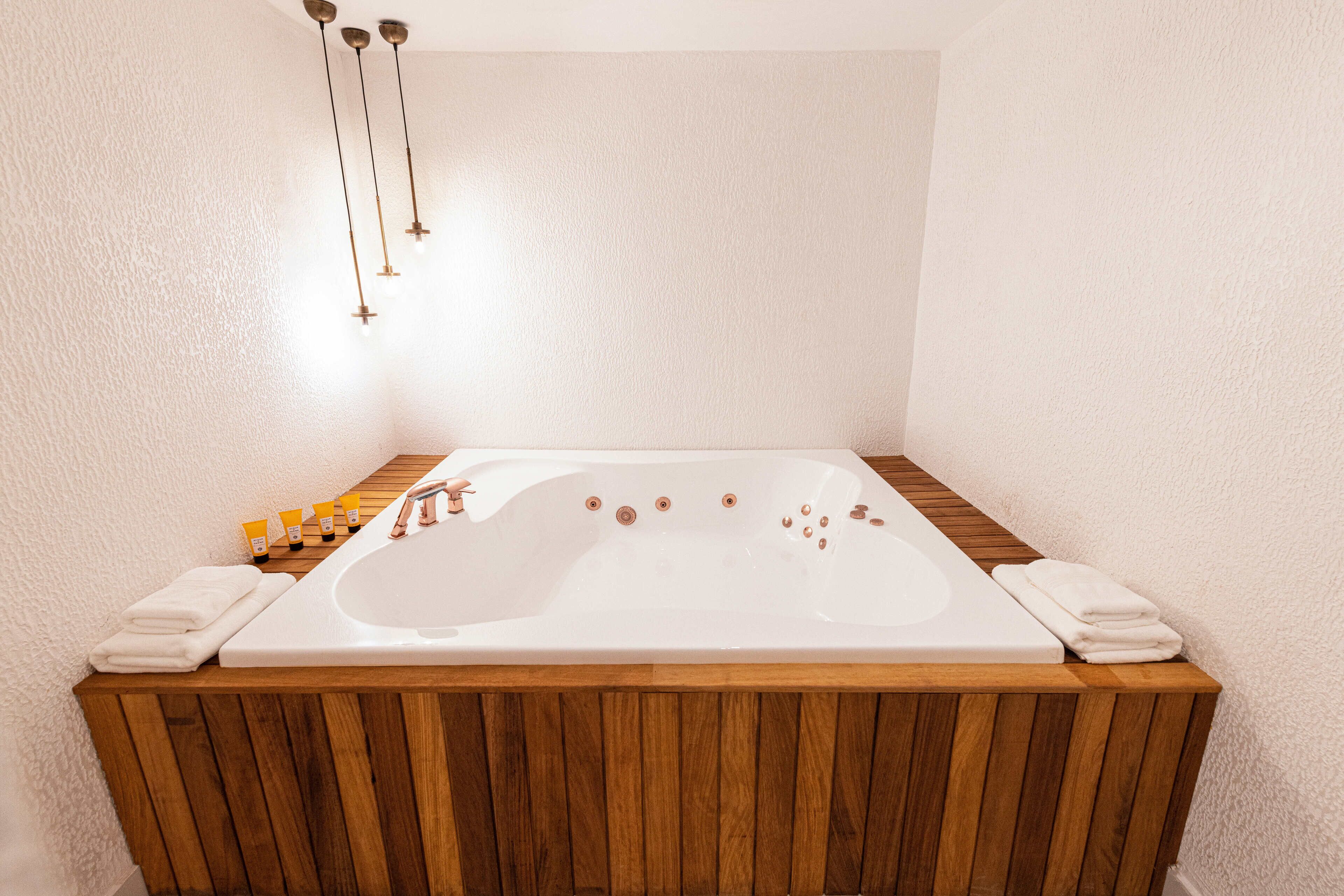 Premium Studio Suite | Jetted tub