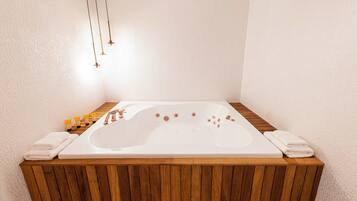 Premium Studio Suite | Jetted tub