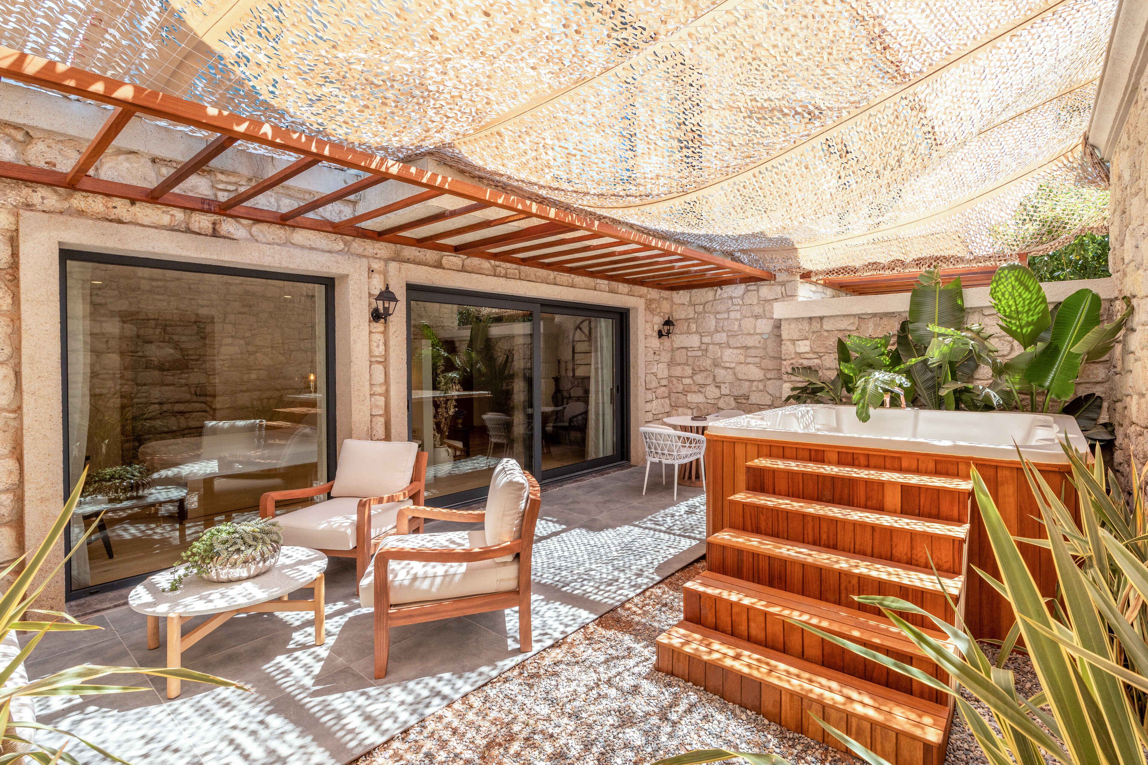 프리미엄 스튜디오 스위트 | 거실 공간 | 디지털 채널 시청이 가능한 55인치 스마트 TV, TV