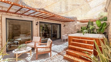 Studiosuite – premium | Oppholdsområde | En 55-tommers smart-TV med digitale kanaler samt TV