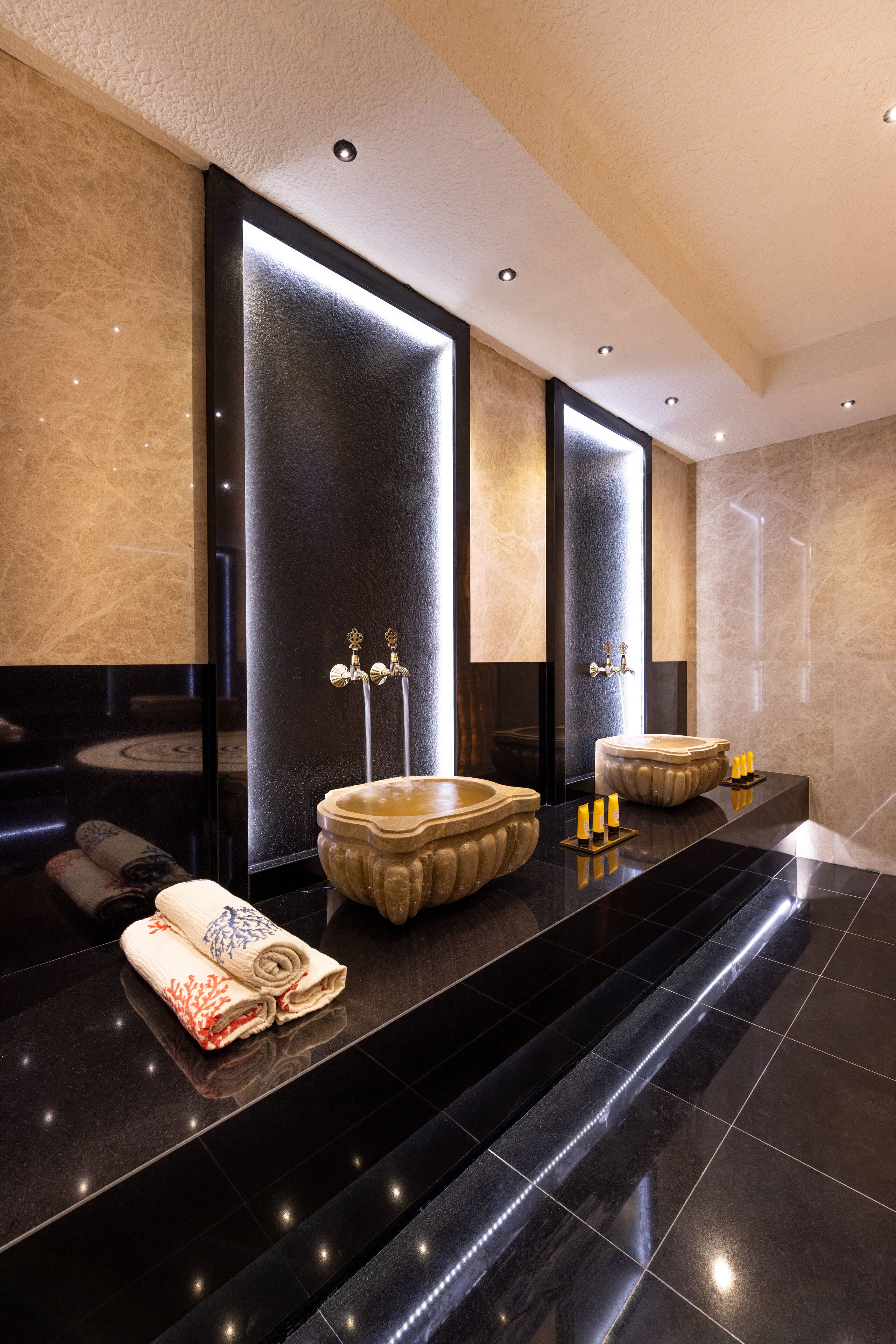 Un sauna, baño turco/hammam, aromaterapia, masajes con piedras calientes