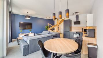 Apartment (13 A) | Wohnbereich | Flachbildfernseher