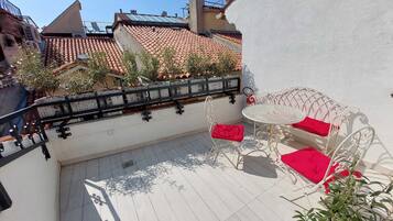Fyrbäddsrum (Piranum Guesthouse with terrace) | Terrass/Patio