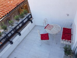 Phòng 4 (Piranum Guesthouse with terrace) | Hiên