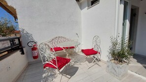 Quadruple Room (Piranum Guesthouse with terrace) | Teres/patio