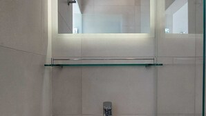 Quadruple Room (Piranum Guesthouse with terrace) | Bathroom | Shower, rainfall showerhead, hair dryer, towels - Piranum Guesthouse With Terrace (Piran)