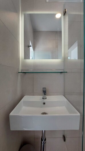 Quadruple Room (Piranum Guesthouse with terrace) | Bathroom