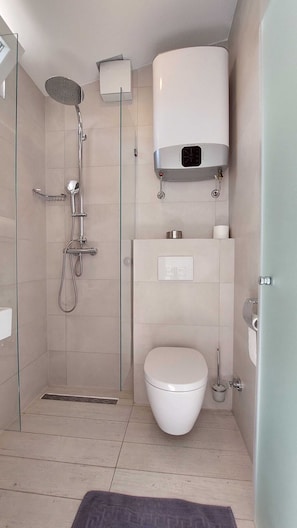 Quadruple Room (Piranum Guesthouse with terrace) | Bathroom | Shower, rainfall showerhead, hair dryer, towels