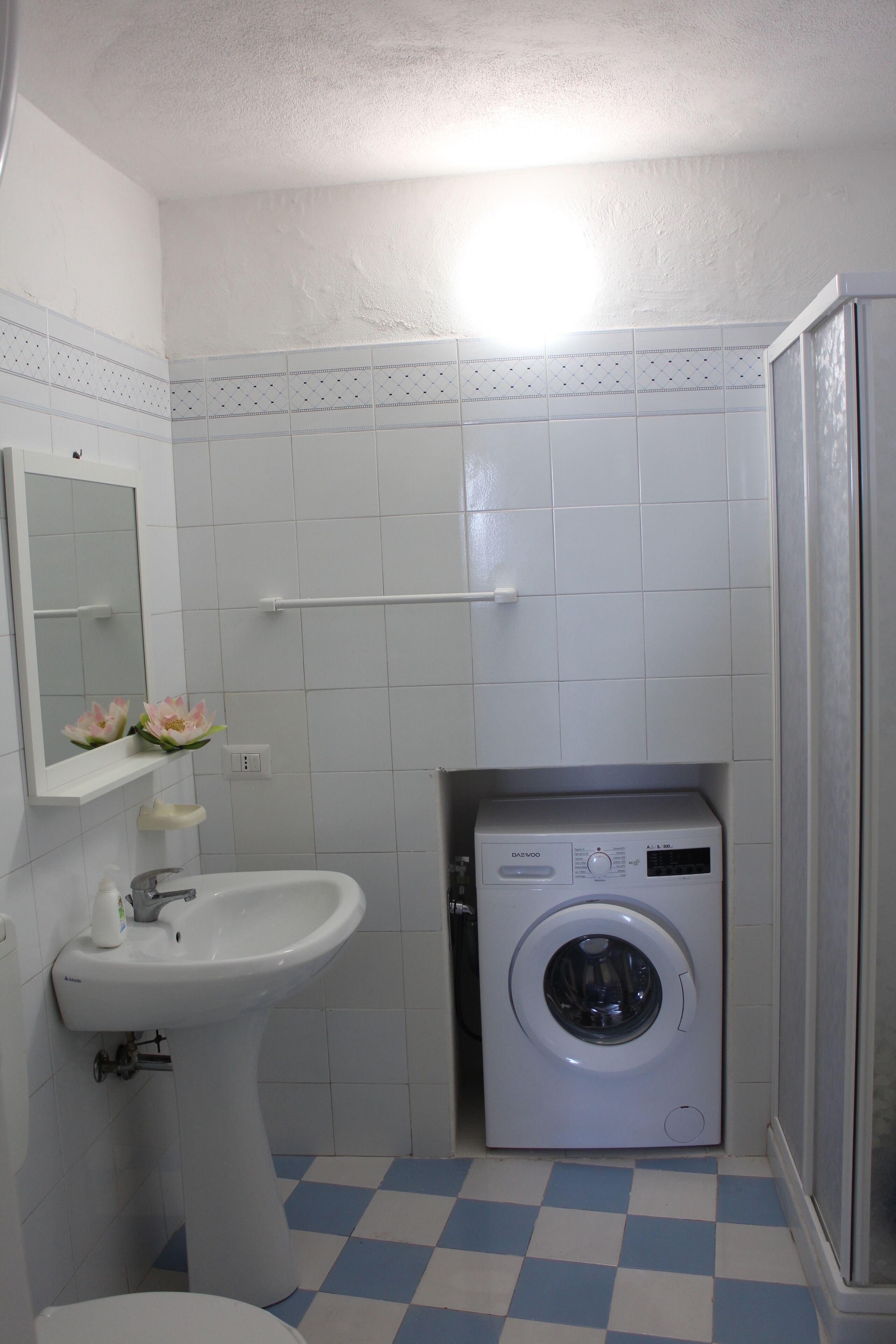 Douche, sèche-cheveux, bidet, serviettes fournies