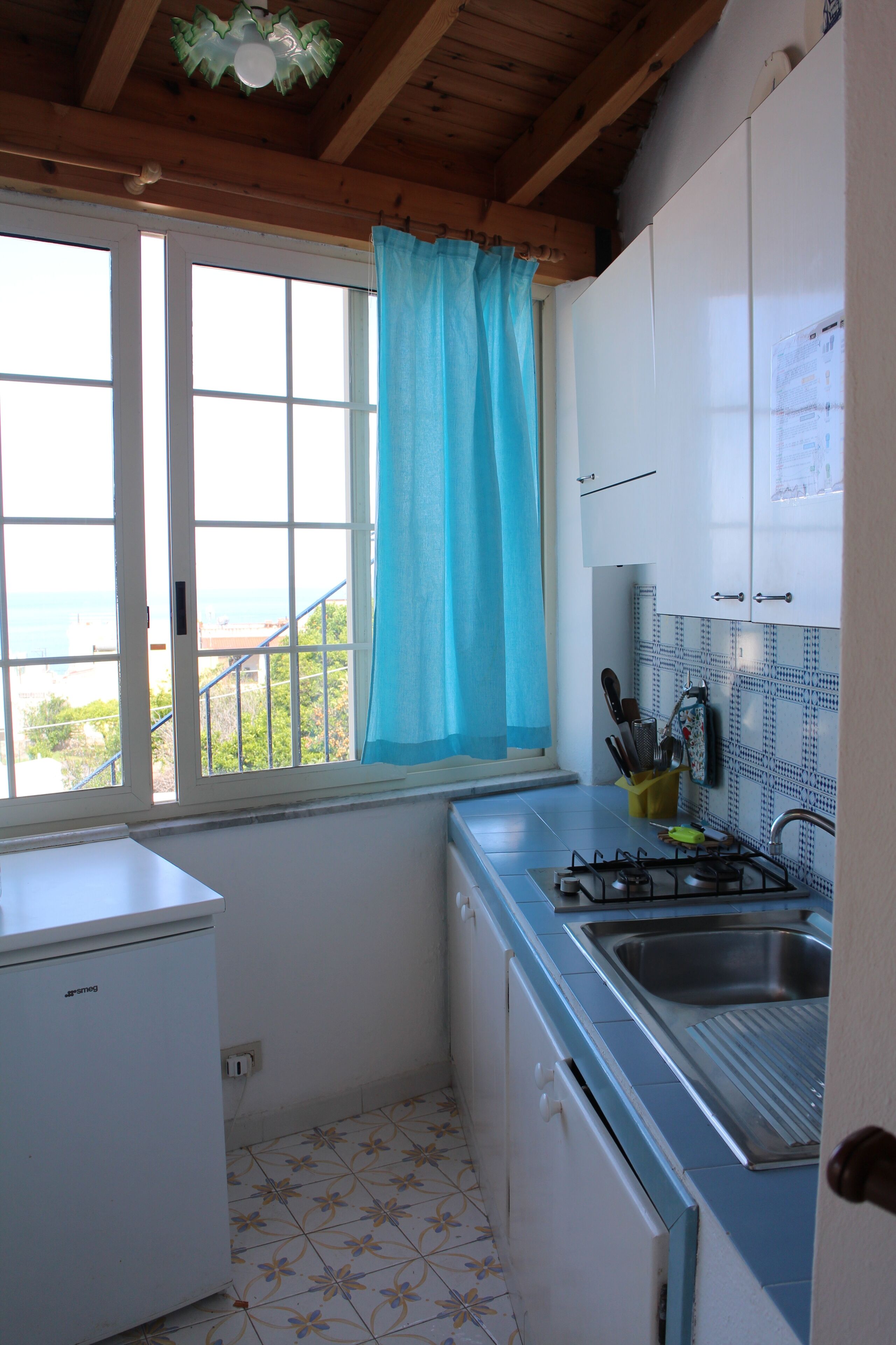 Réfrigérateur, batterie de cuisine, vaisselle et ustensiles