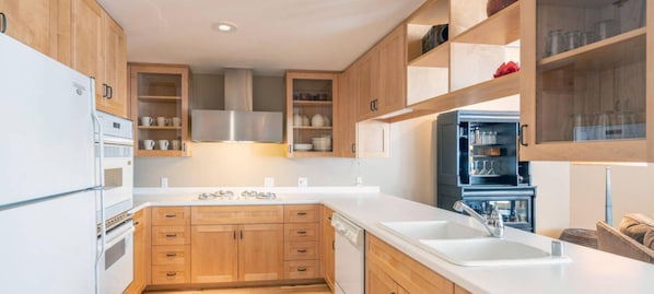 Condo, 2 Bedrooms | Private kitchen