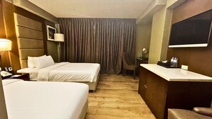 A hotel room with two beds, a desk, a chair, a TV, and a curtain. - Bendix Hotel San Fernando powered by Cocotel (San Fernando)