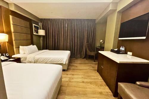 Executive-Zweibettzimmer | Schreibtisch, kostenloses WLAN, Bettwäsche, Rollstuhlgeeignet