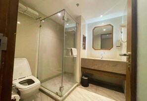 Executive Twin Room | Bathroom | Shower, free toiletries, bidet, towels - Bendix Hotel San Fernando powered by Cocotel (San Fernando)