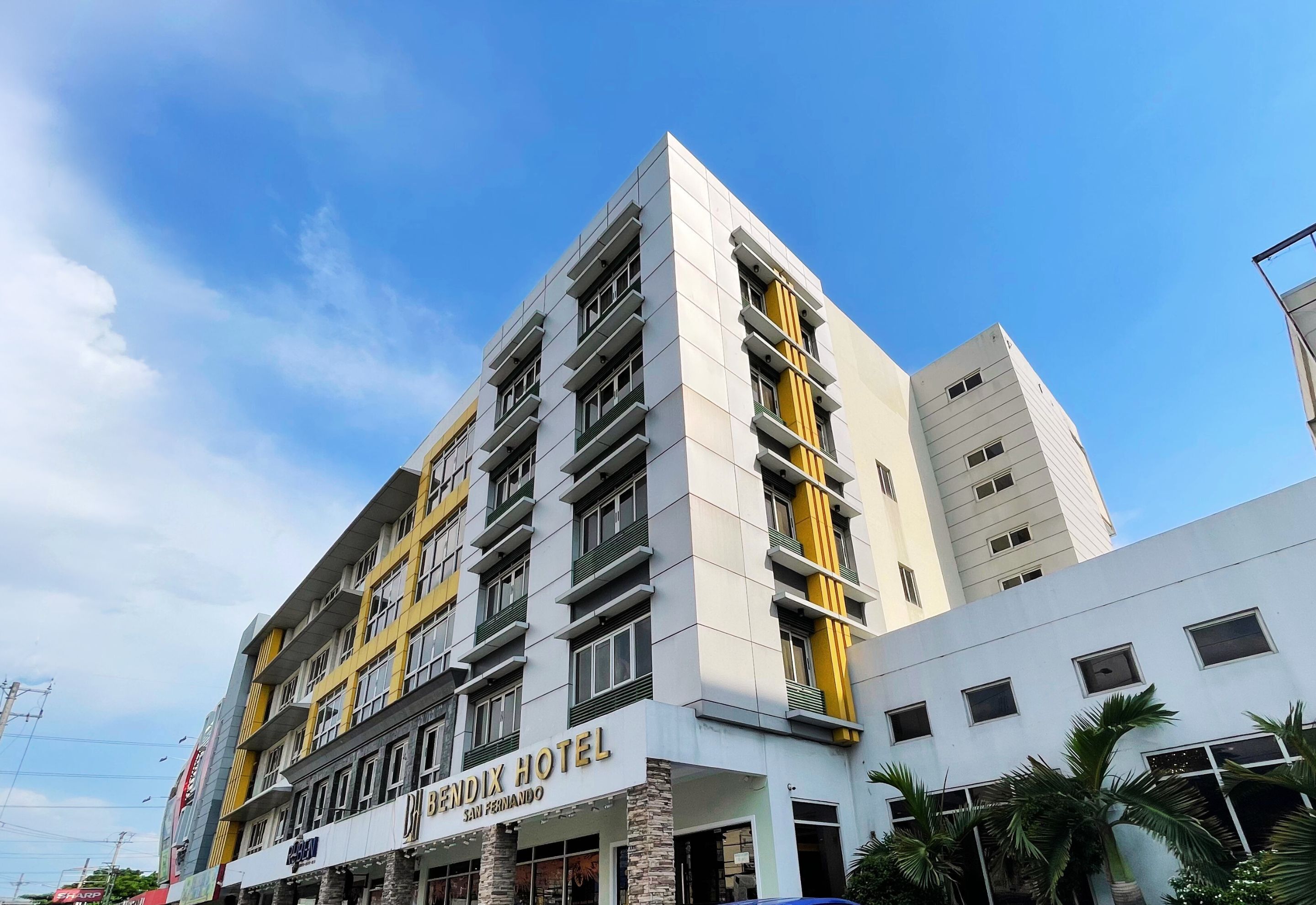 Ein mehrstöckiges Hotel mit einer auffälligen Beschilderung für das "Bendix Hotel" und "San Miguelado" an der Fassade.