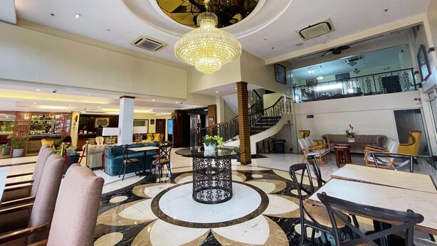 A spacious lobby with a chandelier, a staircase, and seating areas. - Bendix Hotel San Fernando powered by Cocotel (San Fernando)