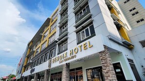 A multi-story hotel with balconies and a sign reading "BENDIX HOTEL SAN FERNANDO". - Bendix Hotel San Fernando powered by Cocotel (San Fernando)