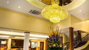 A lobby with a large chandelier, a wooden bench, and a staircase. - Bendix Hotel San Fernando powered by Cocotel (San Fernando)