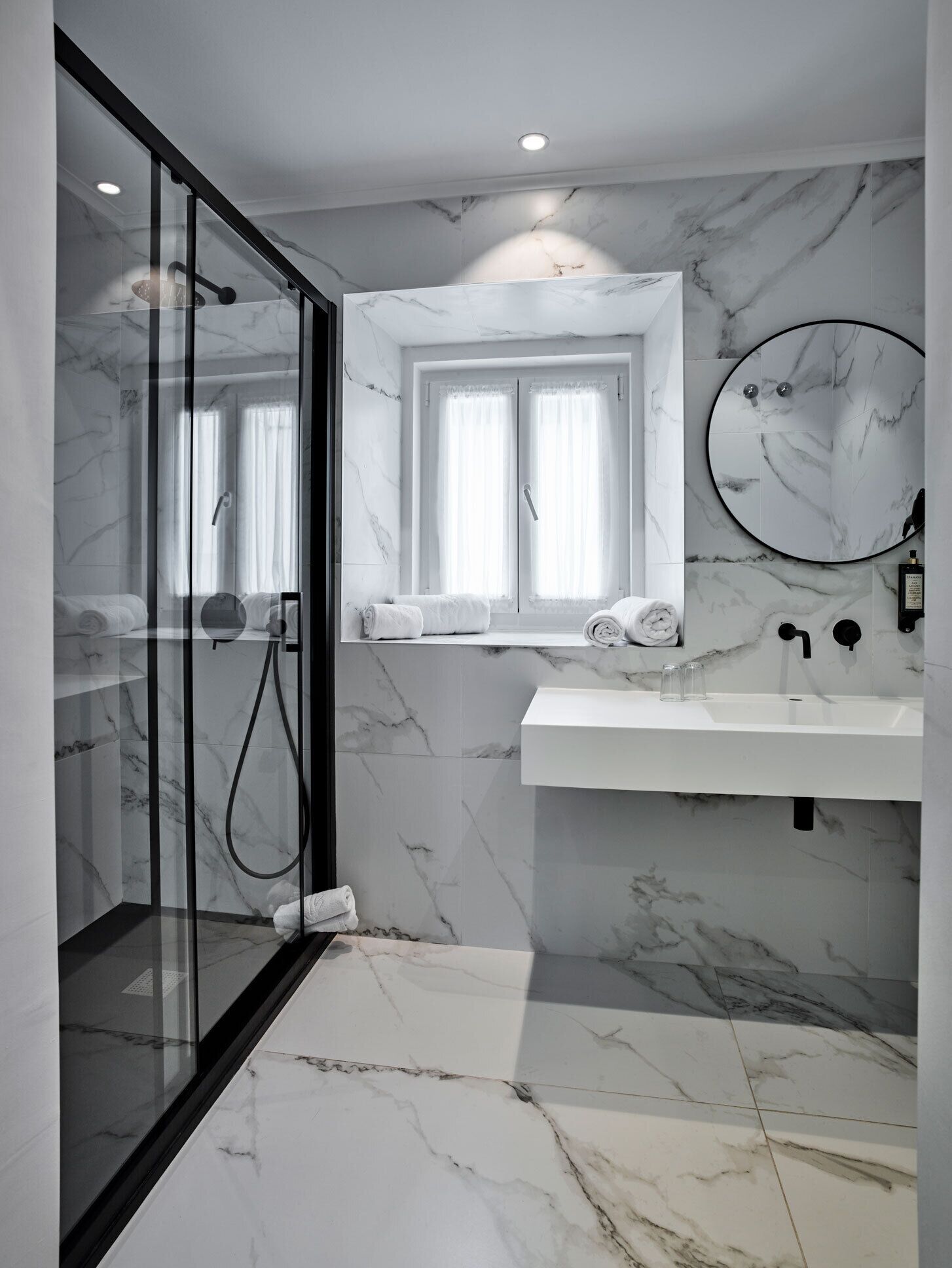 Superior Apartment | Bathroom | Shower, rainfall showerhead, hair dryer, towels