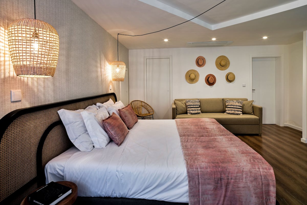 Deluxe Apartment | 1 bedroom, minibar, individually decorated, free cribs/infant beds