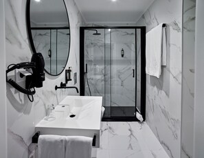 Signature Apartment | Bathroom | Shower, rainfall showerhead, hair dryer, towels - THE BASTION ELVAS APARTMENTS (Elvas)