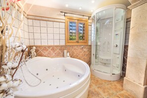 Bathtub, hydromassage showerhead, hair dryer, towels
