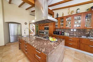 Kylskåp, mikrovågsugn, ugn och diskmaskin