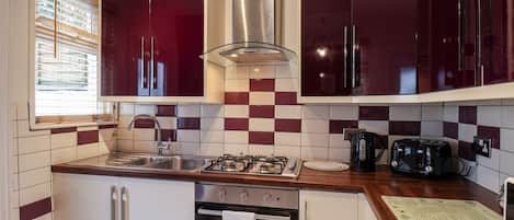 코티지 | 전용 주방 | 냉장고, 전기 주전자, 토스터, 조리 도구/접시/주방 기구