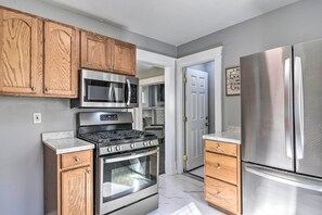 Fridge, microwave, stovetop, dishwasher - Dog-Friendly Home ~ 14 Mi to Highmark Stadium (Cheektowaga)