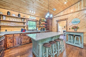 Fridge, microwave, stovetop, dishwasher - Setting Sun’ Eagletown Gem: Real-Log Cabin! (Eagletown)