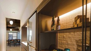 Una cocina moderna con horno empotrado, refrigerador y encimera con utensilios de cocina.