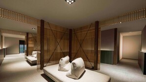 Una habitación de hotel moderna con una cama grande, un sofá y un separador de madera.