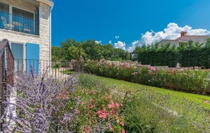 Property grounds - Villa Sterpazzi with Sea View, private Pool, Sauna and Jacuzzi - near Poreč (Višnjan)
