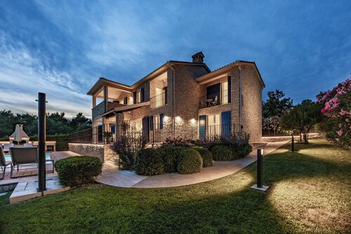 Villa Sterpazzi with Sea View, private Pool, Sauna and Jacuzzi - near Poreč