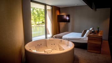 Luxury Room | In-room safe, desk, blackout drapes, soundproofing