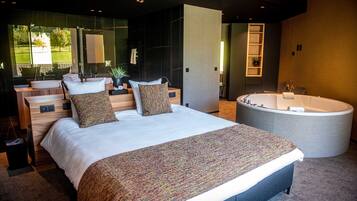 Luxury Room | In-room safe, desk, blackout drapes, soundproofing