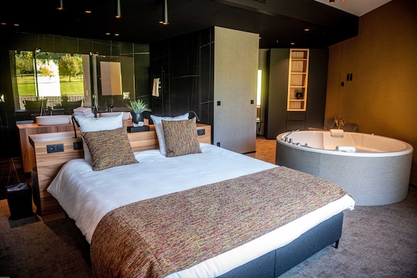 Camera Luxury | Una cassaforte in camera, una scrivania, tende oscuranti