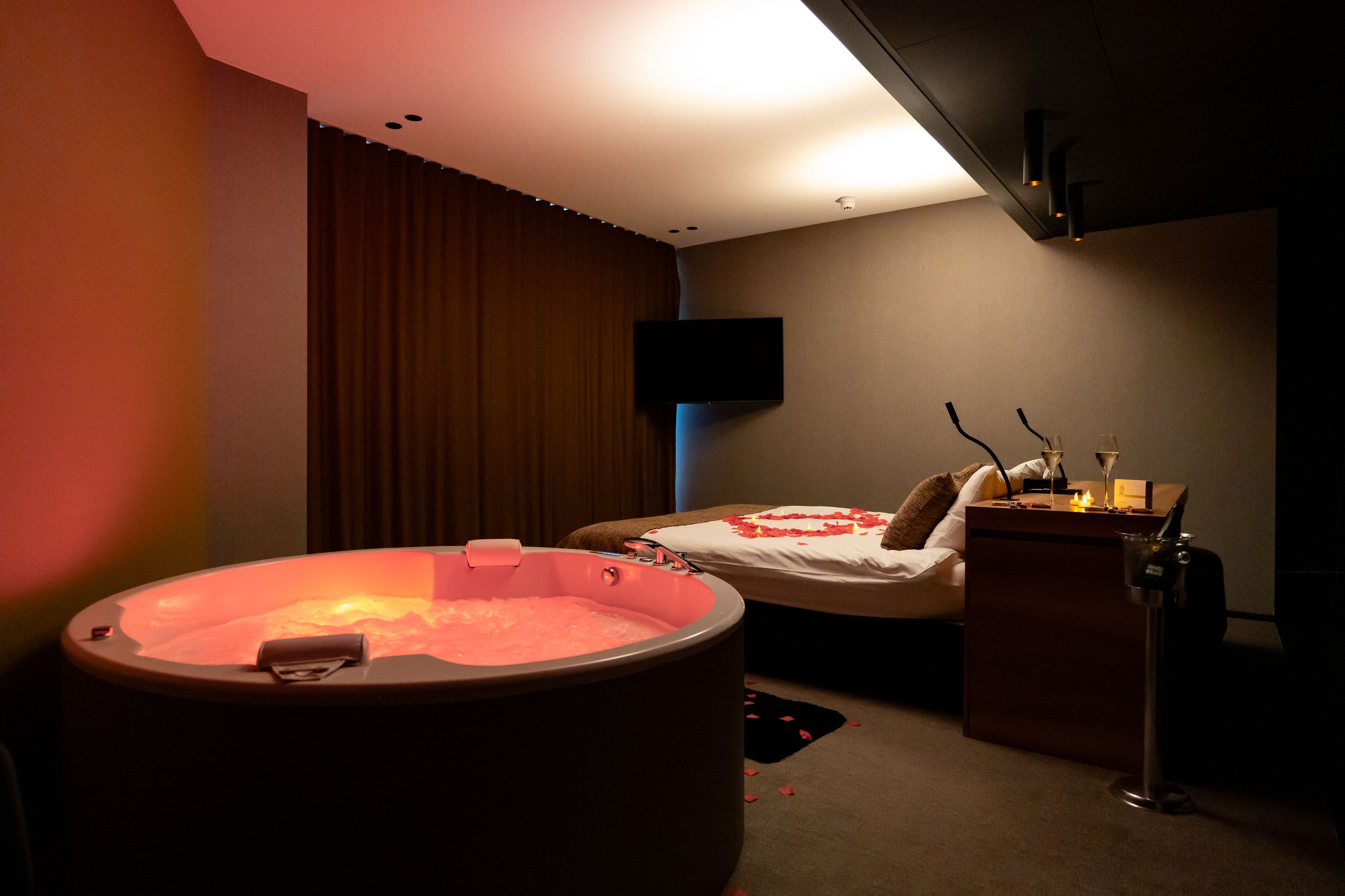 Quarto superluxo | Cofres nos quartos, escrivaninha, cortinas blackout