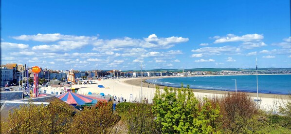 On the beach, 8 beach bars - The Ocean Guest House (Weymouth)