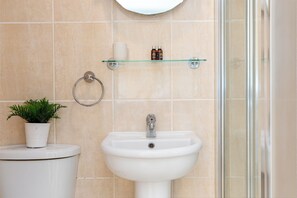 Studio | Bathroom sink -  Cosy studio Apartment near Hyde Park (London)