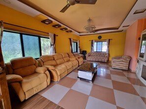 TV - Beautiful 3-Bedroom Villa☺️with FREE WiFi, Lawn @Nagaon🏖️ (Nagaon)