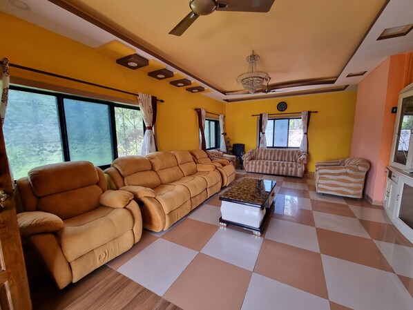 TV - Beautiful 3-Bedroom Villa☺️with FREE WiFi, Lawn @Nagaon🏖️ (Nagaon)