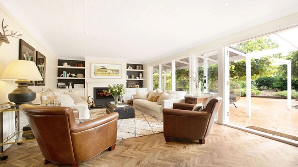 Smart TV, fireplace, video games, stereo - Eden Farm – luxurious farmhouse accommodation with an abundance of space and charm (Exeter)